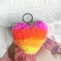 Gros plan d'un porte-clés cœur en peluche dégradé arc-en-ciel avec une texture douce - Dégradé Rose Orange Jaune (5)