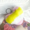 Détail d'un porte-clés en peluche en forme de cœur avec un dégradé arc-en-ciel. - Dégradé Rose Jaune Blanc (6)