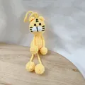 Llavero de muñeca de tigre de ganchillo amarillo hecho a mano con piernas largas - Tigre