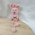 Colgante de conejo rosa hecho a mano a ganchillo para llaveros y accesorios de coche - Conejo