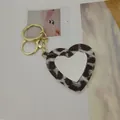 Détail d'un porte-clés en forme de cœur avec motif léopard et miroir de maquillage - Style Cœur / Gris