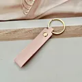 Llavero minimalista de cuero PU rosa macaron con un elegante anillo de metal dorado. - Rosa