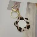 Détail d'un porte-clés fleur à motif léopard avec un petit miroir de poche portable - Style Fleur / Kaki