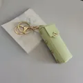 Porte-clés étui à rouge à lèvres en cuir vert clair avec des clous dorés décoratifs - Pochette pour Rouge à Lèvres / Vert Herbe