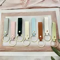 Llaveros de cuero PU en 8 tonos macaron con elegantes anillos de metal dorados - Color Aleatorio