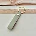Llavero de cuero PU verde claro macaron con elegante anillo y remache de metal dorado - Gris