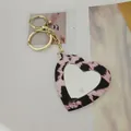 Porte-clés miroir en forme de cœur avec imprimé léopard, cuir rose et anneau doré - Style Cœur / Rose