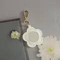 Porte-clés miroir portable en forme de fleur blanche en cuir PU avec fermoir doré chic - Blanc-Boucle Dorée