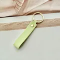 Llavero minimalista de cuero PU verde macarrón con anillo dorado para bolsos y llaves - Verde claro