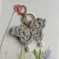 Porte-clés papillon gris fait main au crochet avec de jolies perles blanches - Gris