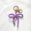 Porte-clés nœud en crochet violet fait main avec perle élégante et anneau doré pour sac - Mauve Clair