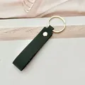 Elegante llavero minimalista de cuero PU verde oscuro con anillo y remache dorados - Negro