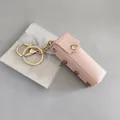 Porte-clés étui à rouge à lèvres en cuir rose pâle avec des détails de rivets dorés - Pochette pour Rouge à Lèvres / Rose