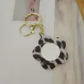 Porte-clés miroir fleur avec motif léopard élégant et détails dorés raffinés. - Style Fleur / Gris