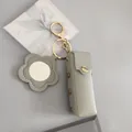 Étui à rouge à lèvres en cuir gris élégant avec porte-clés miroir fleur et clip doré - Sac à Rouge à Lèvres Avec Miroir / Gris