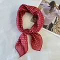 Ρετρό κόκκινο βαμβακερό λινό τετράγωνο μαντήλι με λευκό πουά σε λευκό φόντο. - Κόκκινο Πουά