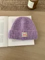 Gemütliche lila Strickmütze mit Vintage Bella-Patch für Winterwärme und Stil - Einheitsgröße / Lila