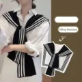 Un chal de punto a rayas blancas y negras para mujer, accesorio ligero de verano - 145cm / Chal de Rayas Marineras
