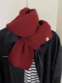 Primer plano de una bufanda de punto rojo oscuro con etiqueta de lazo decorativa - 160cm / Rojo Tomate