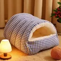 Gemütliches, blau-weiß kariertes geschlossenes Katzenbett mit warmem Fleece-Futter - S / Blaues Gitterbett / Blau