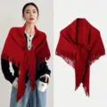Elegante chal triangular de punto rojo con borlas decorativas y detalles de flecos - Rojo Ancorra
