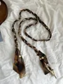 Boheemse gevlochten riem detail met geruite stofstrips en decoratieve houten kralen - Geruit Geweven Model