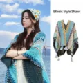 Etnische blauwe gebreide omslagdoek poncho met bloemenpatroon en kwastjes - Tops / 140cm x 100cm / Blauw Bruin Groen