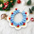 Handgestricktes blau-weißes Weihnachts-Haustier-Lätzchen mit roten Bommeln für Katzen - Schneewittchen Bohnen-Lätzchen / Größe M (Innerhalb 13 Catties) / Blaues Patchwork
