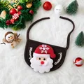 Braunes Weihnachts-Haustier-Lätzchen mit Plüsch-Weihnachtsmann auf weißem Teppich - Weihnachtsmann-Stil Lätzchen / Passend für Haustiere bis 7,5 kg / Braun