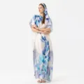 Dettaglio di un elegante caftano da spiaggia con stampa floreale blu e fascia - Toga / Celeste