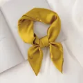 Carré de soie jaune élégant noué en boucle sur un magazine de mode chic. Style. - Jaune Moutarde / 70cm