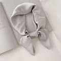 Vue détaillée d'un élégant foulard carré en soie satinée gris argenté sur un magazine ouvert. - Gris Argent / 70cm