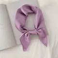 Gros plan d'un élégant foulard en satin violet sur fond de magazine minimaliste - Violet Taro / 70cm