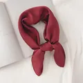 Détail d'un foulard en soie rouge vin uni noué sur un fond de tissu blanc texturé - Bordeaux / 70cm