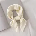 Vue détaillée d'un élégant foulard carré en soie crème uni noué avec un nœud chic - Crème / 70cm