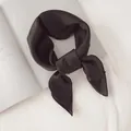 Gros plan d'un foulard carré noir minimaliste en satin avec une texture soyeuse - Noir / 70cm