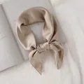 Vue détaillée d'un luxueux foulard carré en soie champagne avec un nœud élégant - Champagne / 70cm