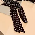 Vintage zwarte zijden skinny sjaal met stippen voor dames op een laptopbureau-opstelling - Zwart