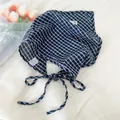 Vista dettagliata di un foulard a triangolo in cotone a quadretti blu navy e bianco - 45x45x62cm / Quadri Blu Marino (1chic)