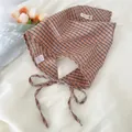 Primo piano di una bandana in cotone a quadretti marroni con elegante laccio per capelli - 45x45x62cm / Quadri Rosa Loto (3chic)