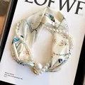 Élégant collier foulard en soie à imprimé floral et oiseau avec fermoir perle aimanté - Long Fermoir Perle / Joie au Front - Blanc Cassé
