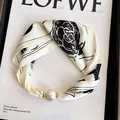 Collier écharpe en soie crème avec motif rose noire et grand fermoir magnétique en perle - Boutons perlés / Camellia-creamy-white