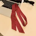 Rode vintage polka dot skinny sjaal voor dames, elegant haarband-halsdoekje, mooi lint - Rood