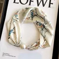 Collier foulard en soie élégant avec boucle magnétique perle et motif floral oiseau - Boutons perlés / Joie au Front - Blanc Cassé