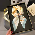 Élégant carré de soie 70cm à motif floral et bordure bleu clair pour femme chic - Camélia de printemps - Bord bleu lac