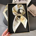 Carré de soie élégant de 70 cm à fleurs jaunes et grises dans un coffret cadeau de luxe - Motif Forêt Tropicale