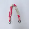Handgeflochtene Handy-Handschlaufe in Pink und Creme mit silbernen Metallringen - Rosa + Rosarot + Off-white