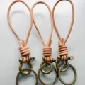 Portachiavi in pelle rosa intrecciata a mano con fibbia a ferro di cavallo in metallo - Pelle Naturale + Hardware Bronzo