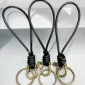 Portachiavi in corda di pelle nera intrecciata a mano con fibbia a ferro di cavallo - Pelle Nera + Hardware Bronzo
