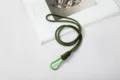 Llavero de cuerda paracord verde militar hecho a mano con mosquetón verde brillante - Verde Militar